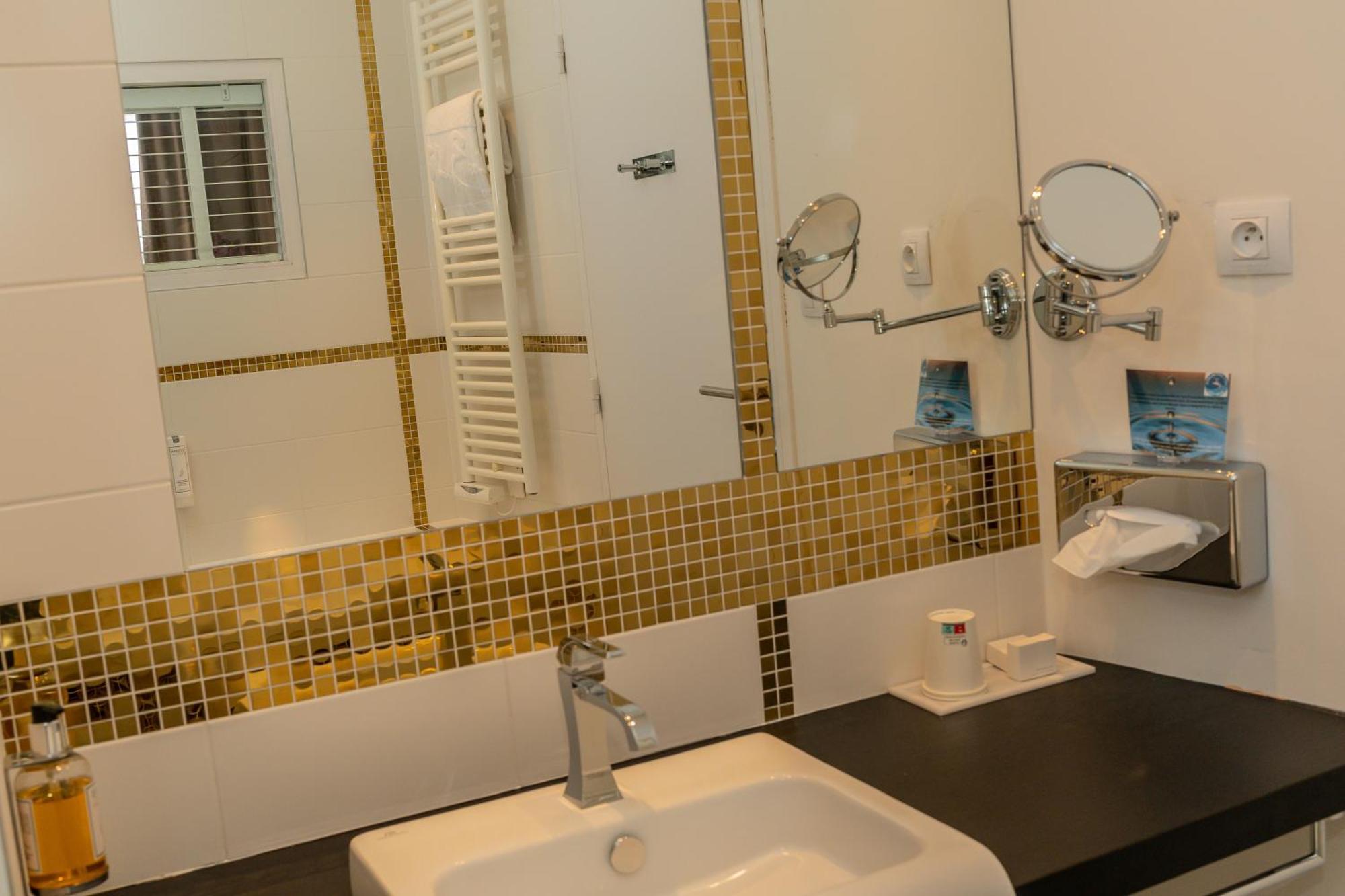 Les 3 Lieux Hotell Les Ponts-de-Cé Exteriör bild